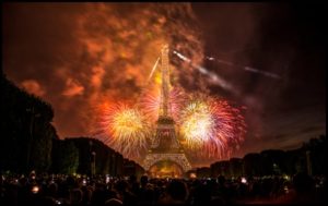 I fuochi d'artificio del 14 luglio visti dallo Champ de Mars