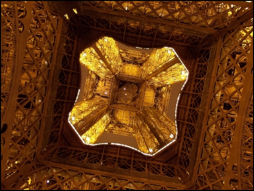 Il centro della torre Eiffel visto dal disotto